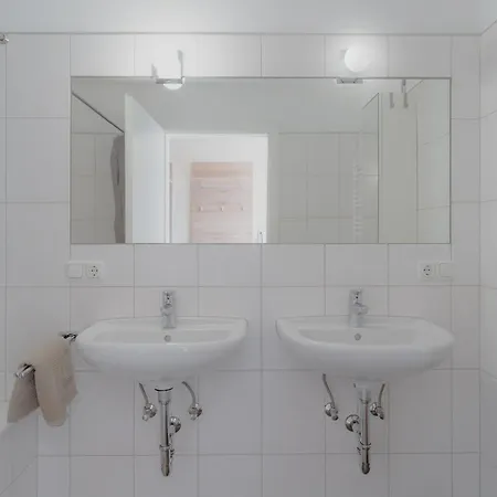 & Hike Asa, Center, Family And Friends アパート