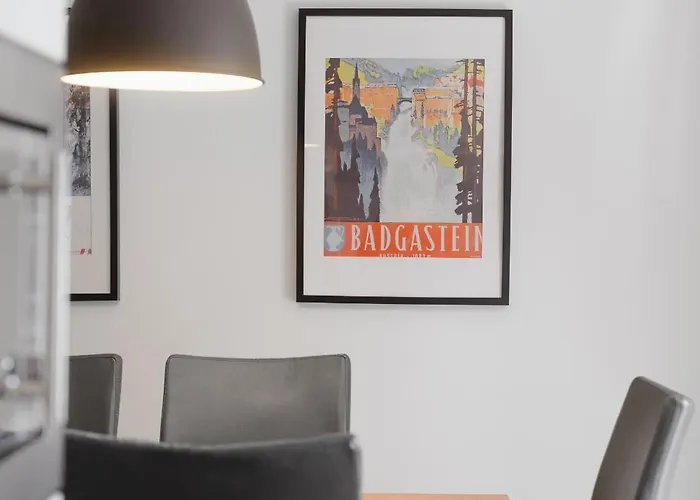 & Hike Asa, Center, Family And Friends バードガシュタイン