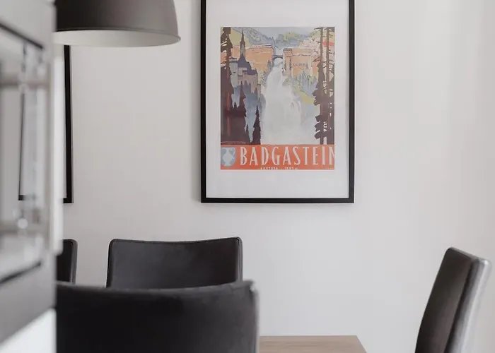 & Hike Asa, Center, Family And Friends バードガシュタイン