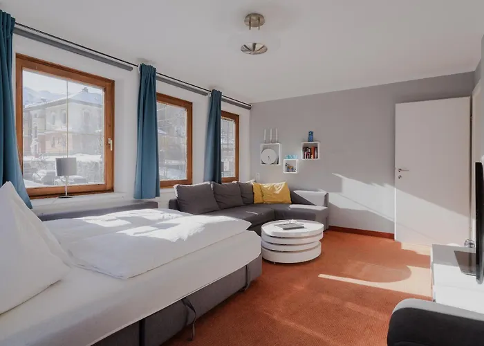 & Hike Asa, Center, Family And Friends バードガシュタイン