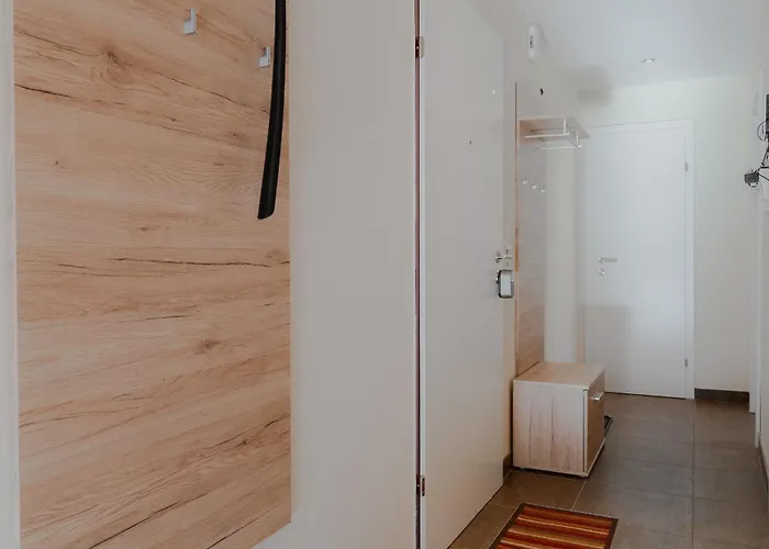 & Hike Asa, Center, Family And Friends バードガシュタイン