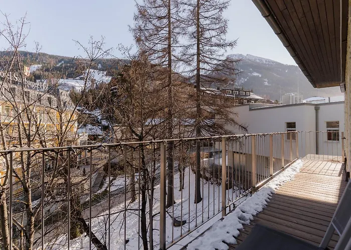 & Hike Asa, Center, Family And Friends バードガシュタイン